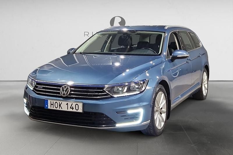 Blå Begagnad 2017 VW Passat GTE Kombi | 129 900 kr (Superpris) - Bild 1/3