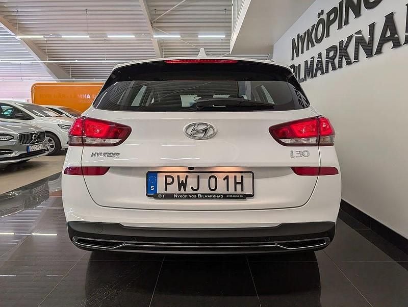 Begagnad Hyundai i30 Essential 120 HK (88 kW) 2023 Vit Kombi