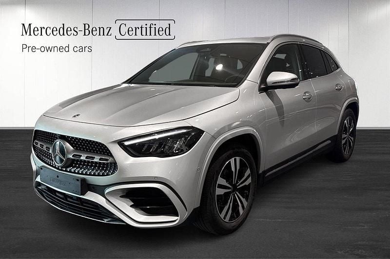 Silver Begagnad 2023 Mercedes GLA200 AMG SUV | 418 900 kr (Marknadspris) - Bild 1/4