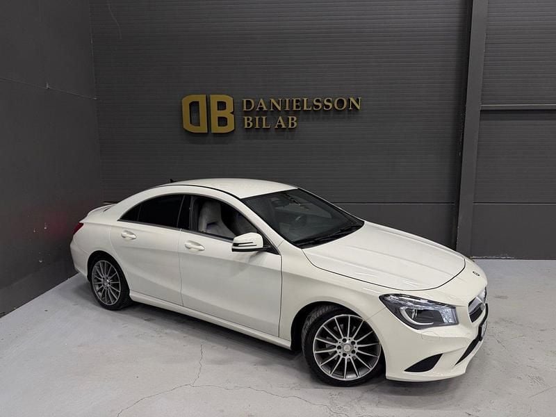 Vit Begagnad 2015 Mercedes CLA200 Sportkupé | 149 800 kr (Marknadspris) - Bild 1/4