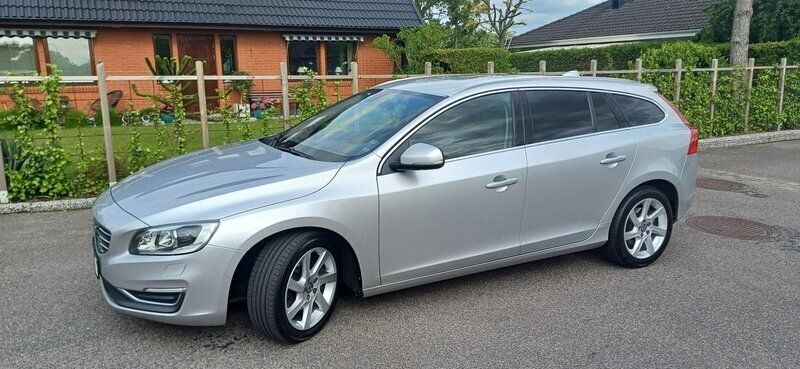 Silver Begagnad 2015 Volvo V60 Summum Kombi | 149 000 kr (Marknadspris) - Bild 1/4