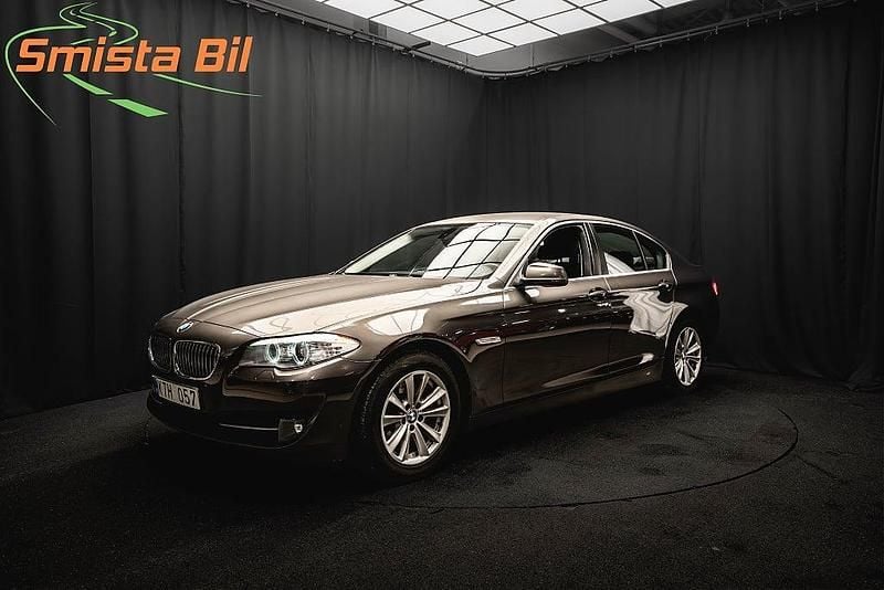 Brun Begagnad 2010 BMW 520 Sedan | 98 700 kr (Marknadspris) - Bild 1/3