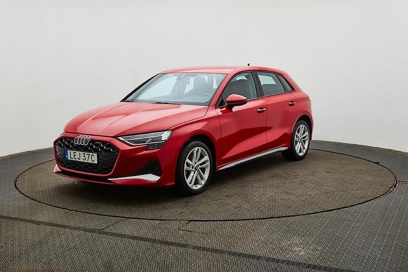 Röd Begagnad 2024 Audi A3 Sportback Advanced Halvkombi | 299 900 kr (Marknadspris) - Bild 1/4