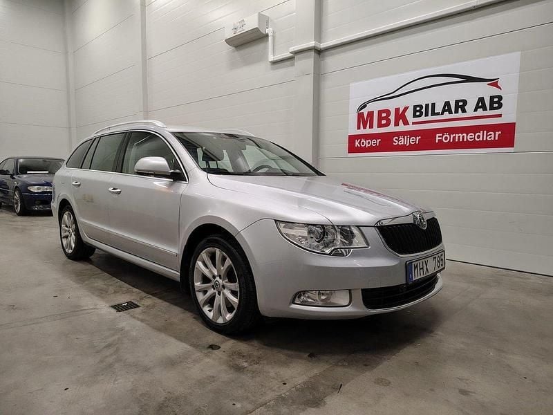 Silver Begagnad 2013 Skoda Superb Ambition Kombi | 64 900 kr (Bra pris) - Bild 1/4