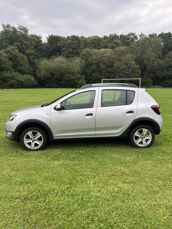 Silver Begagnad 2015 Dacia Sandero Stepway Halvkombi | 58 000 kr (Bra pris) - Bild 1/4