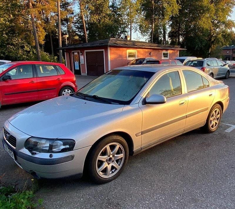Grå Begagnad 2001 Volvo S60 Business Edition Sedan | 8 000 kr (Superpris) - Bild 1/4