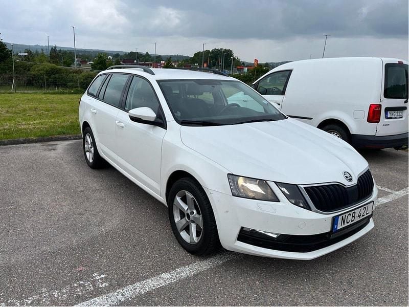 Vit Begagnad 2019 Skoda Octavia Kombi | 134 999 kr (Bra pris) - Bild 1/4