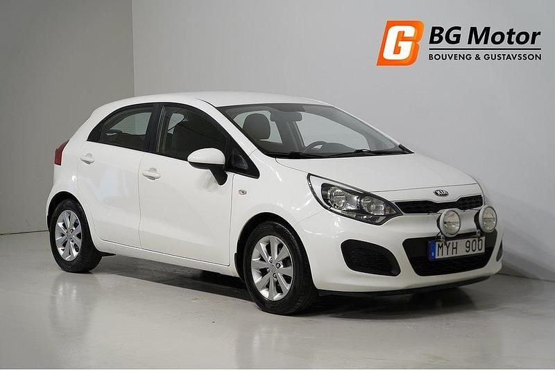 Vit Begagnad 2012 Kia Rio 4 Halvkombi | 39 900 kr (Bra pris) - Bild 1/4