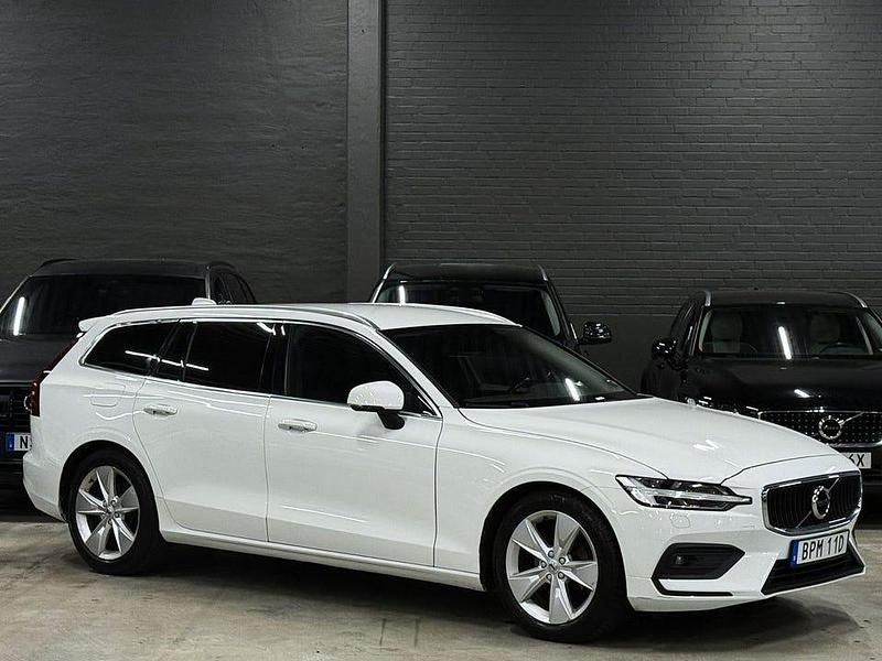 Vit Begagnad 2020 Volvo V60 Momentum Kombi | 179 900 kr (Marknadspris) - Bild 1/4