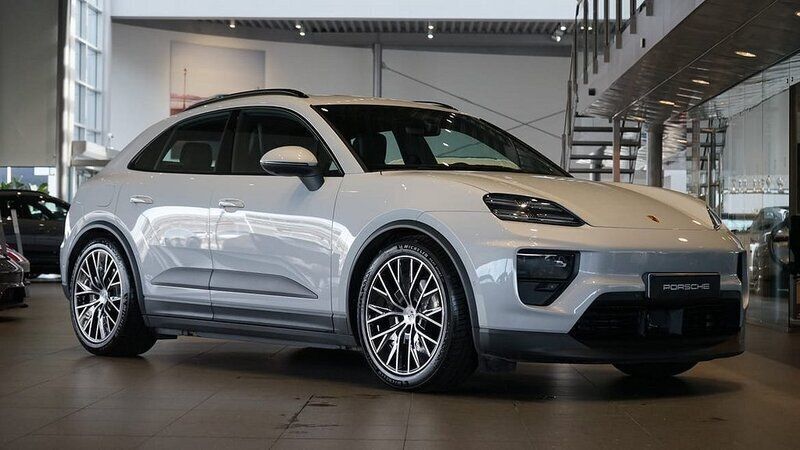 Ljusgrå Begagnad 2024 Porsche Macan SUV | 959 000 kr - Bild 1/4