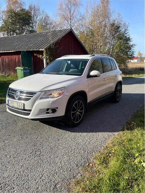 Vit Begagnad 2010 VW Tiguan Sportline SUV | 49 900 kr (Dyr) - Bild 1/4
