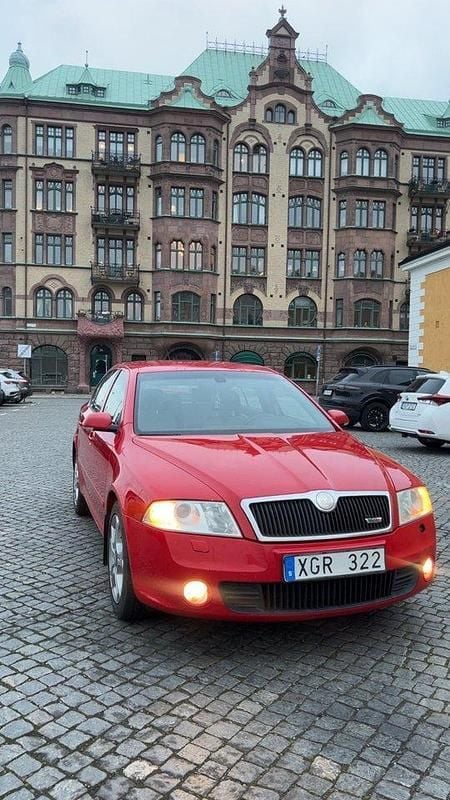 Röd Begagnad 2006 Skoda Octavia RS Halvkombi | 31 000 kr (Marknadspris) - Bild 1/4