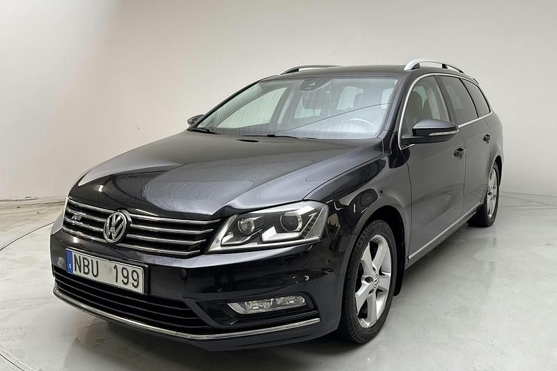 Svart Begagnad 2013 VW Passat R-line Kombi | 104 000 kr (Marknadspris) - Bild 1/4