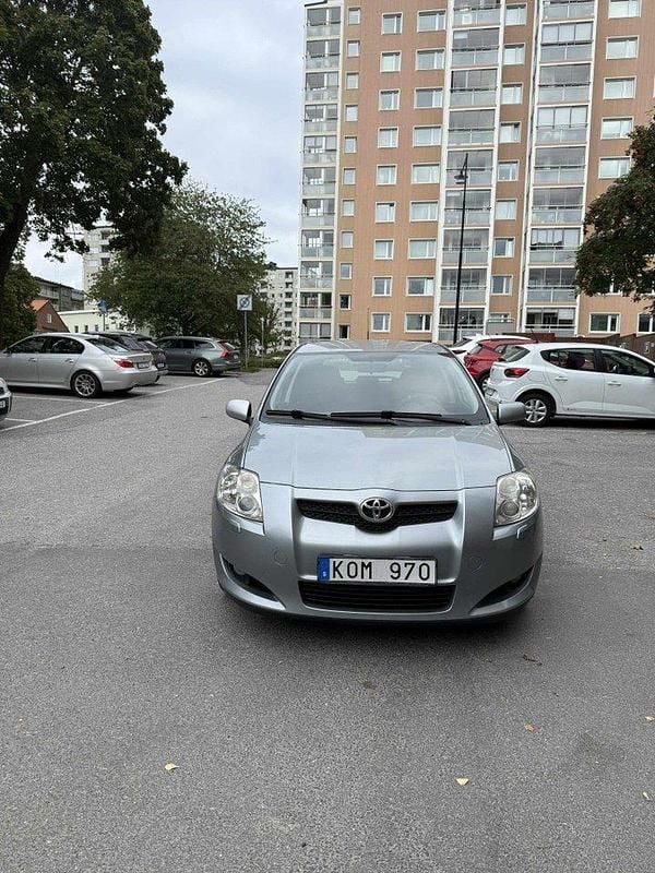 Grå Begagnad 2010 Toyota Auris Halvkombi | 49 000 kr (Bra pris) - Bild 1/4