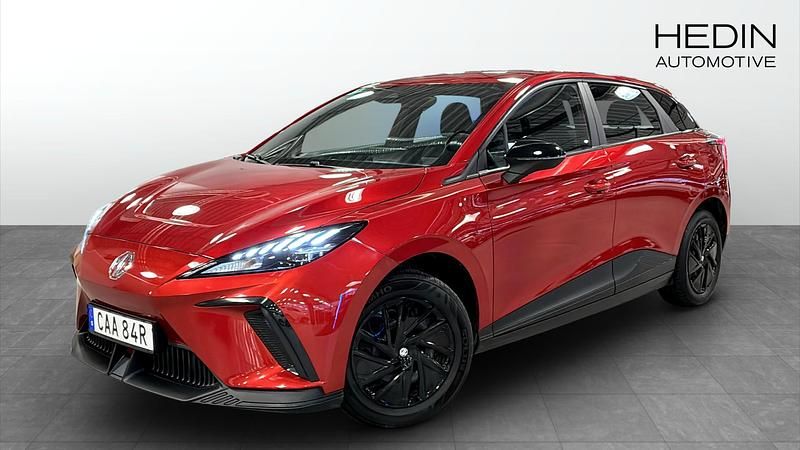 Röd (red) Begagnad 2023 MG MG4 EV Halvkombi | 254 900 kr (Marknadspris) - Bild 1/4
