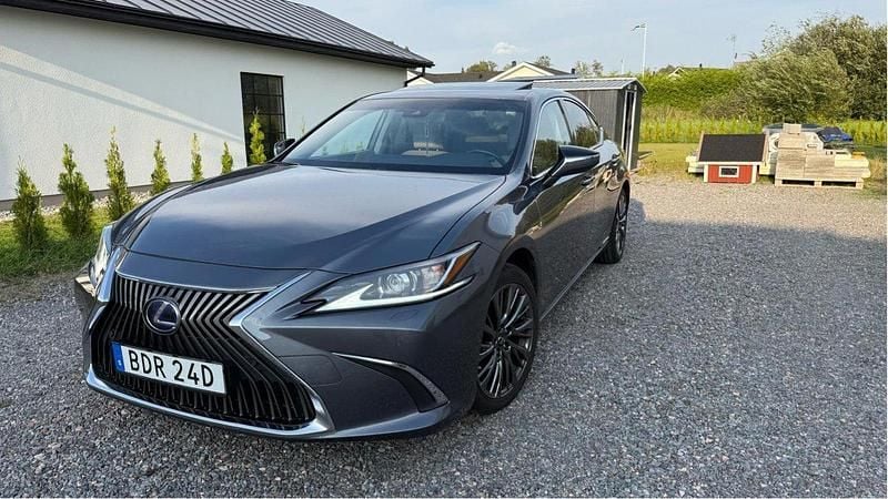 Grå Begagnad 2020 Lexus ES300H Sedan | 324 900 kr (Marknadspris) - Bild 1/4