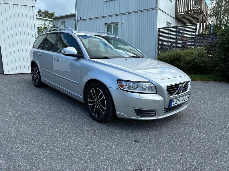 Grå Begagnad 2012 Volvo V50 Standard Kombi | 56 000 kr (Marknadspris) - Bild 1/4