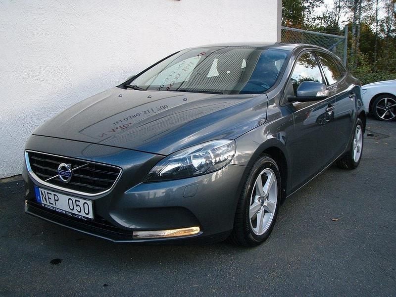 Grå Begagnad 2012 Volvo V40 Kinetic Kombi | 114 000 kr (Marknadspris) - Bild 1/4