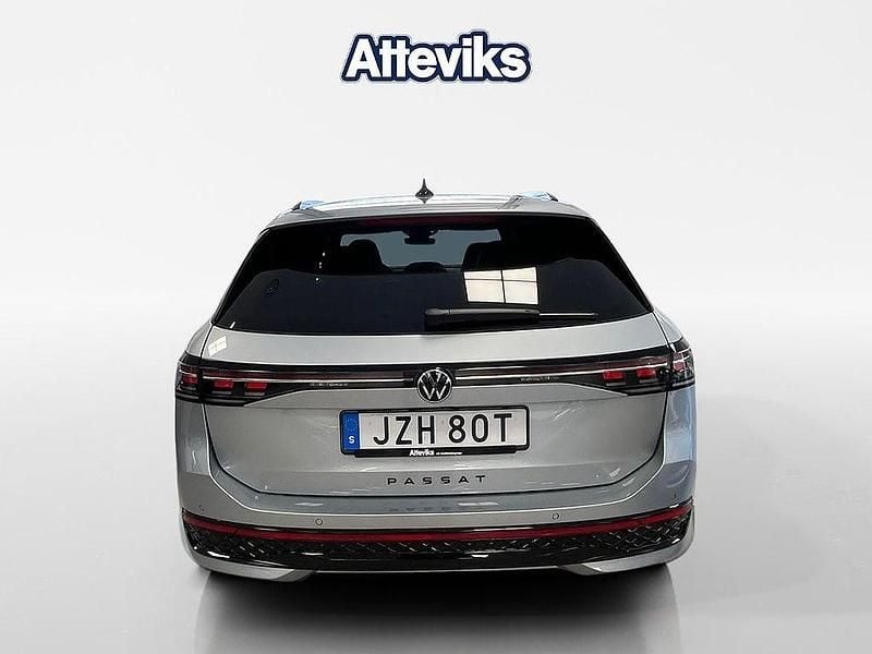 Begagnad VW Passat R-line 275 HK (202 kW) 2025 Silver (oyster silver metallic) Kombi