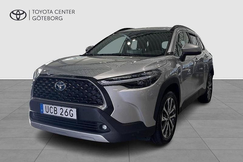 Silver Begagnad 2023 Toyota Corolla Cross Style SUV | 345 000 kr (Marknadspris) - Bild 1/2