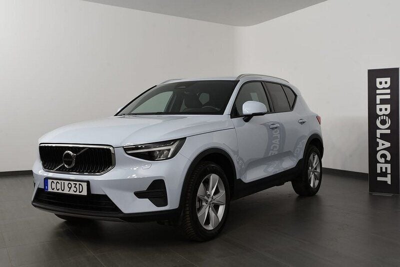 Ljusblå Begagnad 2023 Volvo XC40 Core SUV | 349 800 kr (Bra pris) - Bild 1/4