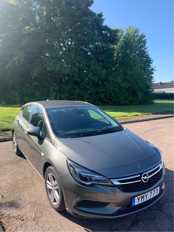 Grå Begagnad 2018 Opel Astra Enjoy Halvkombi | 125 000 kr (Marknadspris) - Bild 1/4