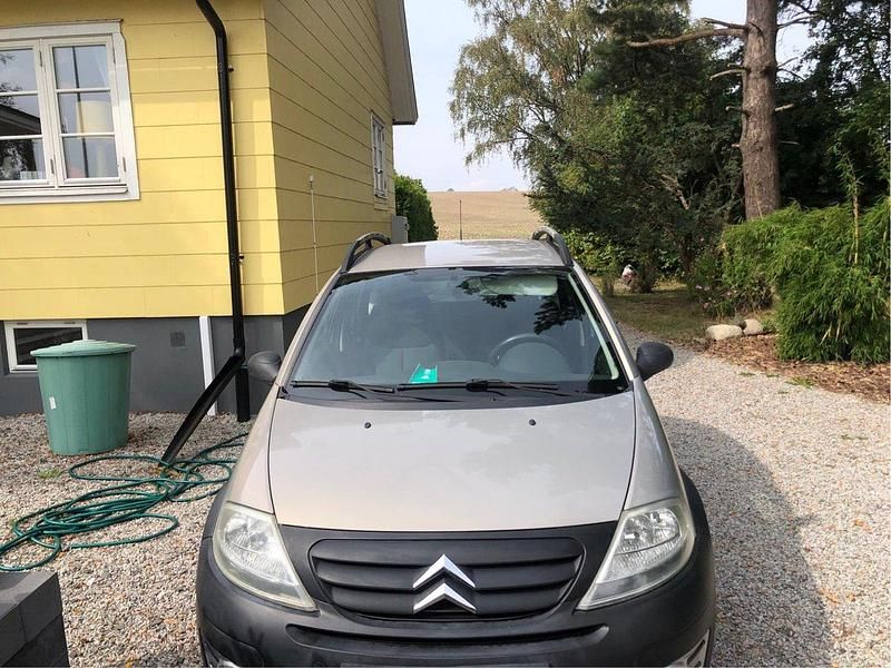 Brun Begagnad 2006 Citroën C3 Halvkombi | 27 000 kr (Marknadspris) - Bild 1/4
