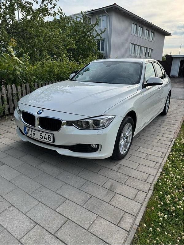 Vit Begagnad 2012 BMW 320 Sedan | 143 000 kr (Marknadspris) - Bild 1/4