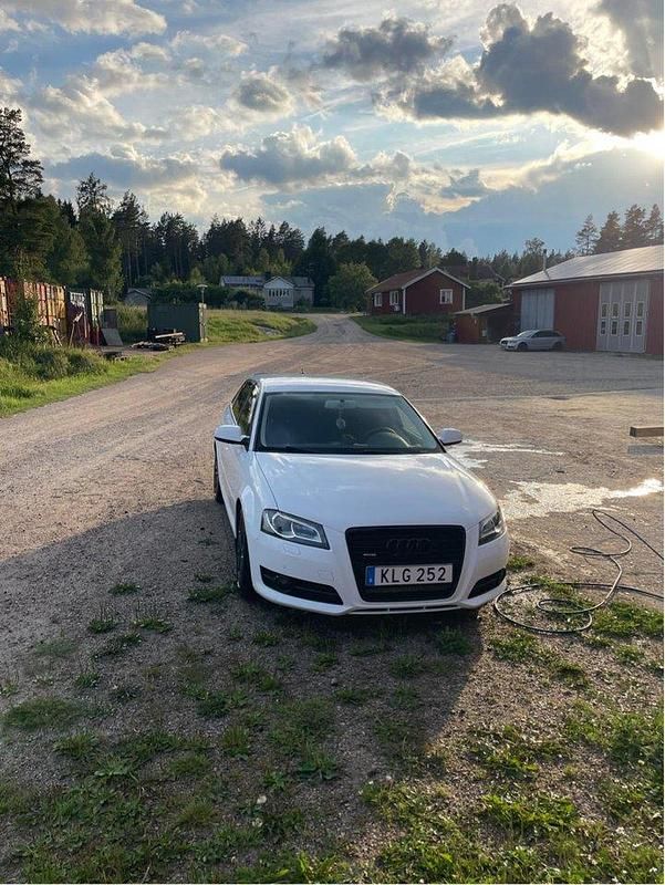 Vit Begagnad 2012 Audi A3 Sportback Comfort Halvkombi | 80 000 kr - Bild 1/4