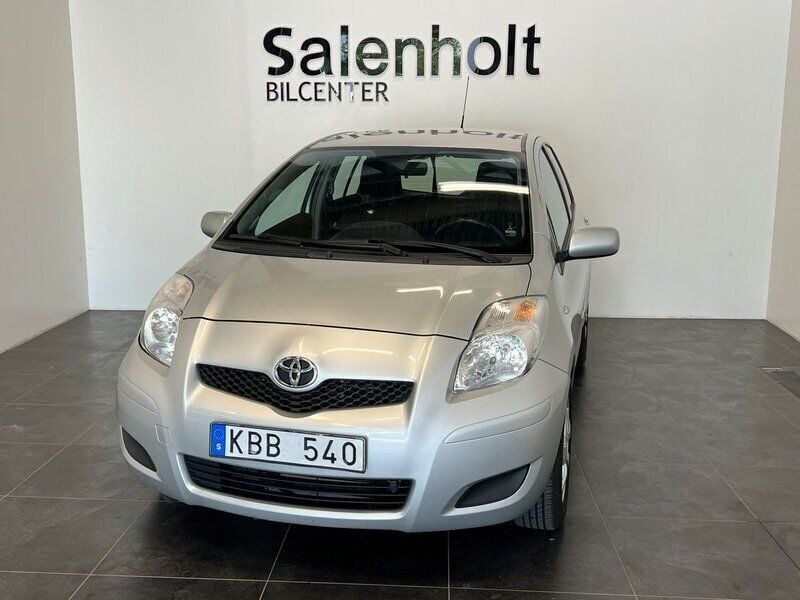 Silver Begagnad 2009 Toyota Yaris Halvkombi | 39 900 kr (Lite dyr) - Bild 1/4