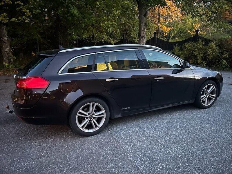 Begagnad Opel Insignia Cosmo 161 HK (118 kW) 2013 Brun Kombi