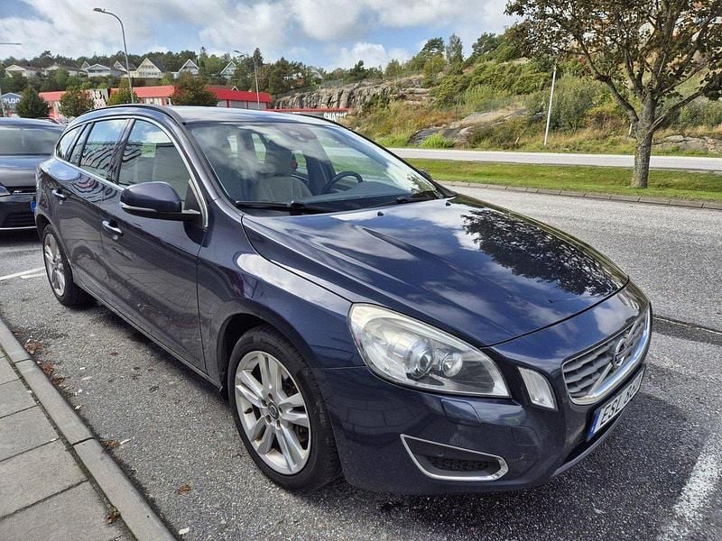 Blå Begagnad 2013 Volvo V60 Momentum Kombi | 69 000 kr (Bra pris) - Bild 1/4