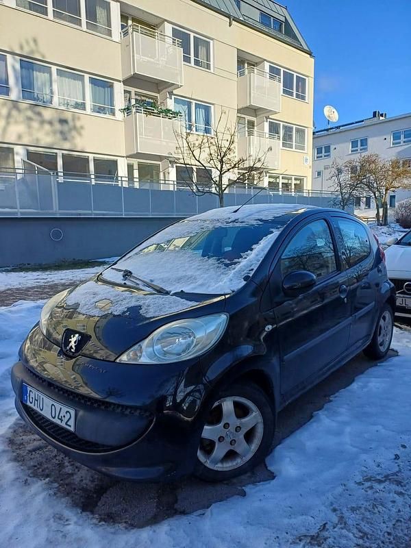 Begagnad Peugeot 107 68 HK (50 kW) 2007 Svart Halvkombi