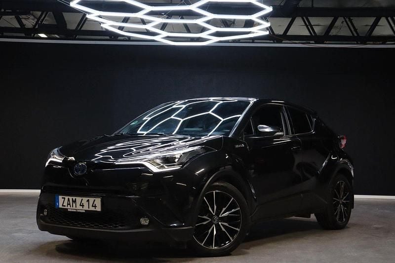 Svart Begagnad 2017 Toyota C-HR Executive SUV | 159 900 kr (Marknadspris) - Bild 1/4