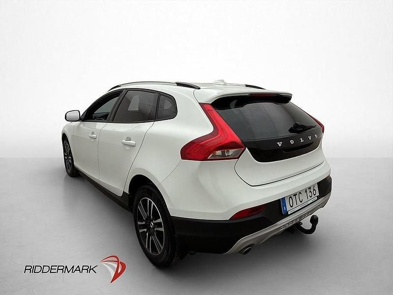 Begagnad Volvo V40 Momentum 152 HK (111 kW) 2018 Vit Halvkombi