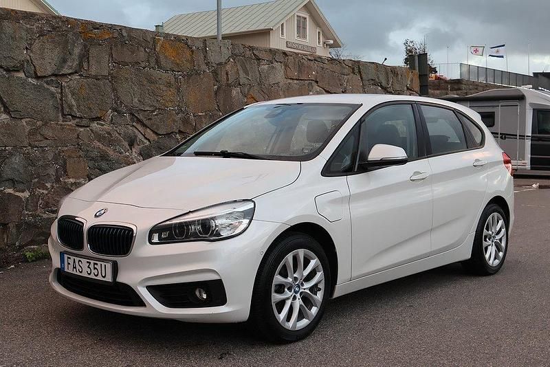 Vit Begagnad 2017 BMW 225 Active Tourer Advantage Minibuss | 149 000 kr (Superpris) - Bild 1/4