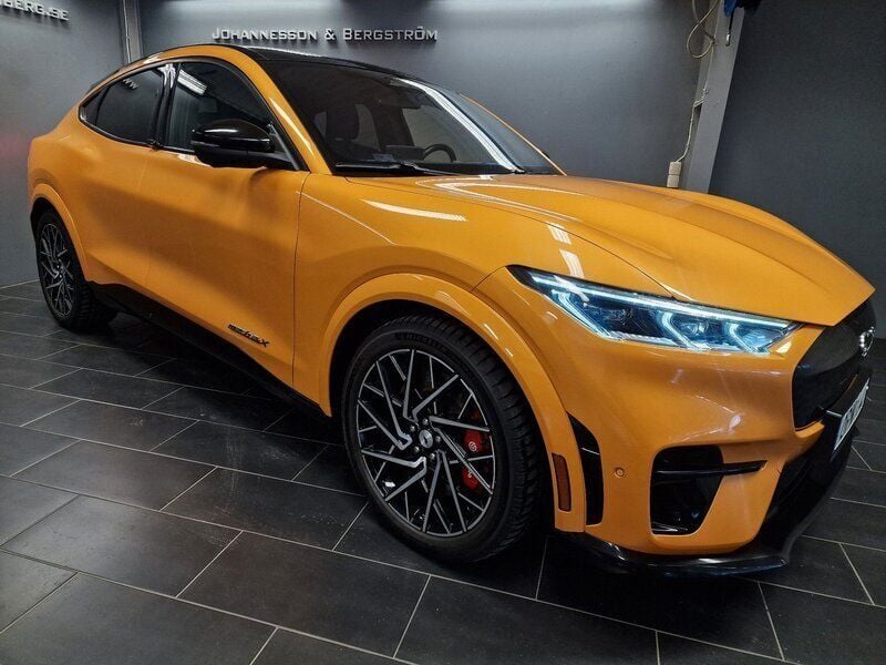 Orange Begagnad 2021 Ford Mustang Mach-E GT SUV | 449 000 kr (Marknadspris) - Bild 1/4
