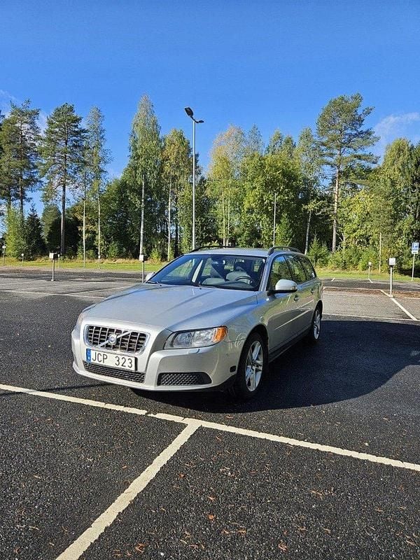 Grå Begagnad 2009 Volvo V70 Kombi | 79 000 kr (Marknadspris) - Bild 1/4