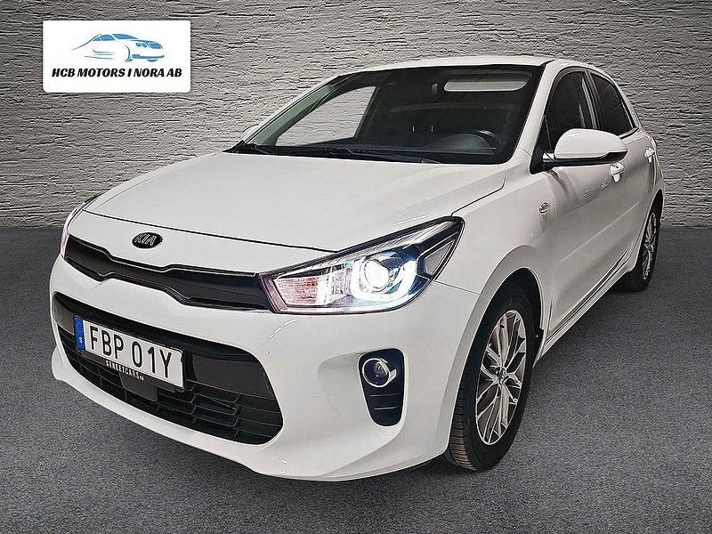 Vit Begagnad 2019 Kia Rio Advance Halvkombi | 144 800 kr (Marknadspris) - Bild 1/4