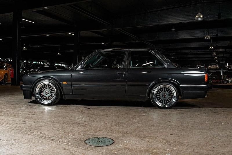 Begagnad BMW 325 M Sport 321 HK (236 kW) 1988 Svart Sportkupé