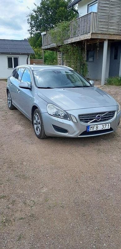 Silver Begagnad 2012 Volvo V60 Momentum Kombi | 60 000 kr (Bra pris) - Bild 1/4