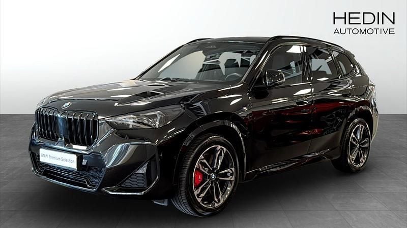 Svart (black) Begagnad 2025 BMW X1 Comfort Edition SUV | 538 700 kr - Bild 1/4