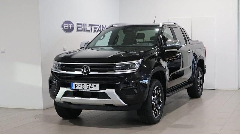 Midnight black metallic Begagnad 2023 VW Amarok Style Pickup | 689 900 kr (Marknadspris) - Bild 1/4