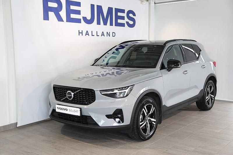 Grå Begagnad 2023 Volvo XC40 Plus SUV | 389 500 kr (Lite dyr) - Bild 1/4