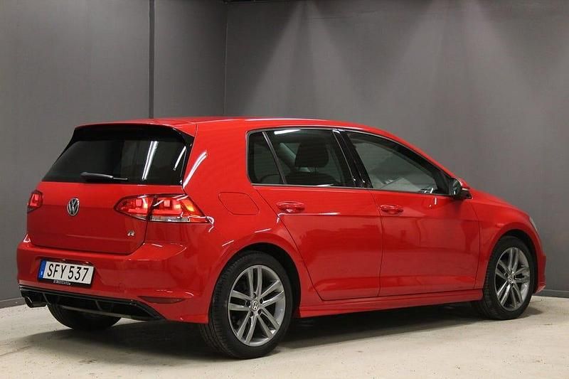 Begagnad VW Golf VII R-line 105 HK (77 kW) 2015 Röd Halvkombi