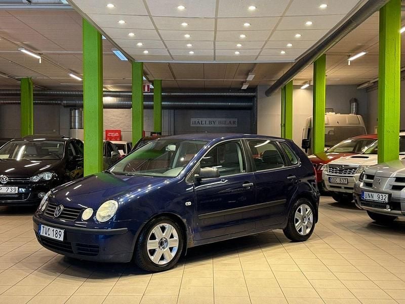 Mörkblå (blå) Begagnad 2003 VW Polo Basis Halvkombi | 14 900 kr (Superpris) - Bild 1/4