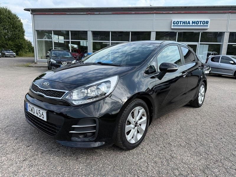 Svart Begagnad 2016 Kia Rio Halvkombi | 104 900 kr (Marknadspris) - Bild 1/4