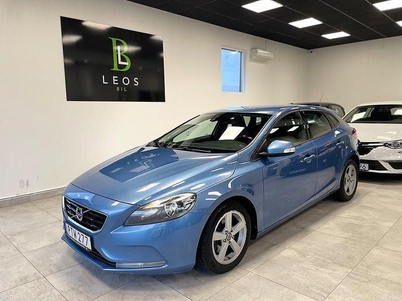 Blå Begagnad 2014 Volvo V40 Kinetic Halvkombi | 55 900 kr (Bra pris) - Bild 1/4