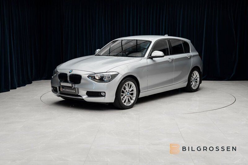 Silver Begagnad 2011 BMW 118 Sport Line Halvkombi | 109 900 kr (Marknadspris) - Bild 1/4