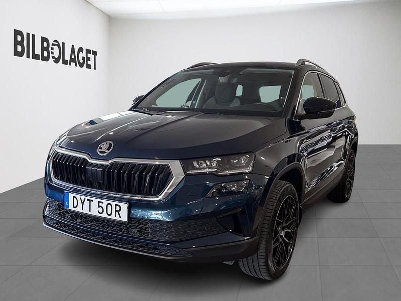 Blå Begagnad 2023 Skoda Karoq Style SUV | 329 800 kr (Marknadspris) - Bild 1/4